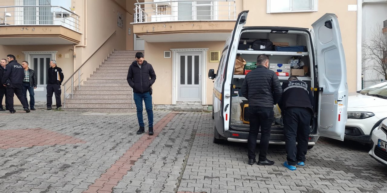 Komiser, Boşanma Aşamasındaki Eşini Ve Kızını Öldürüp İntihar Etti