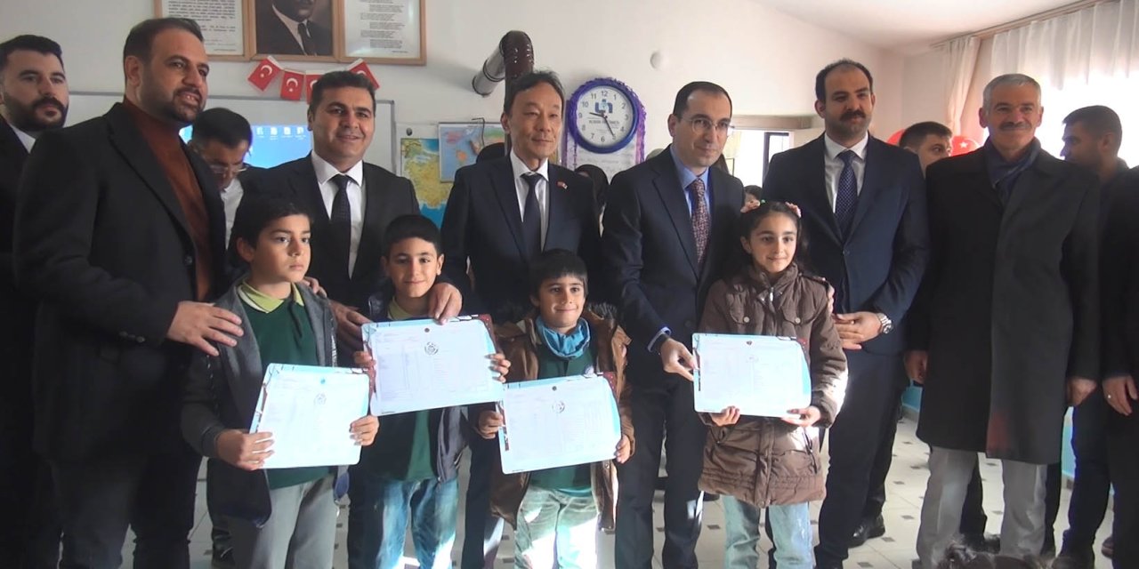 Japonya Büyükelçiliği Tarafından Onarılan Okulda Karne Heyecanı