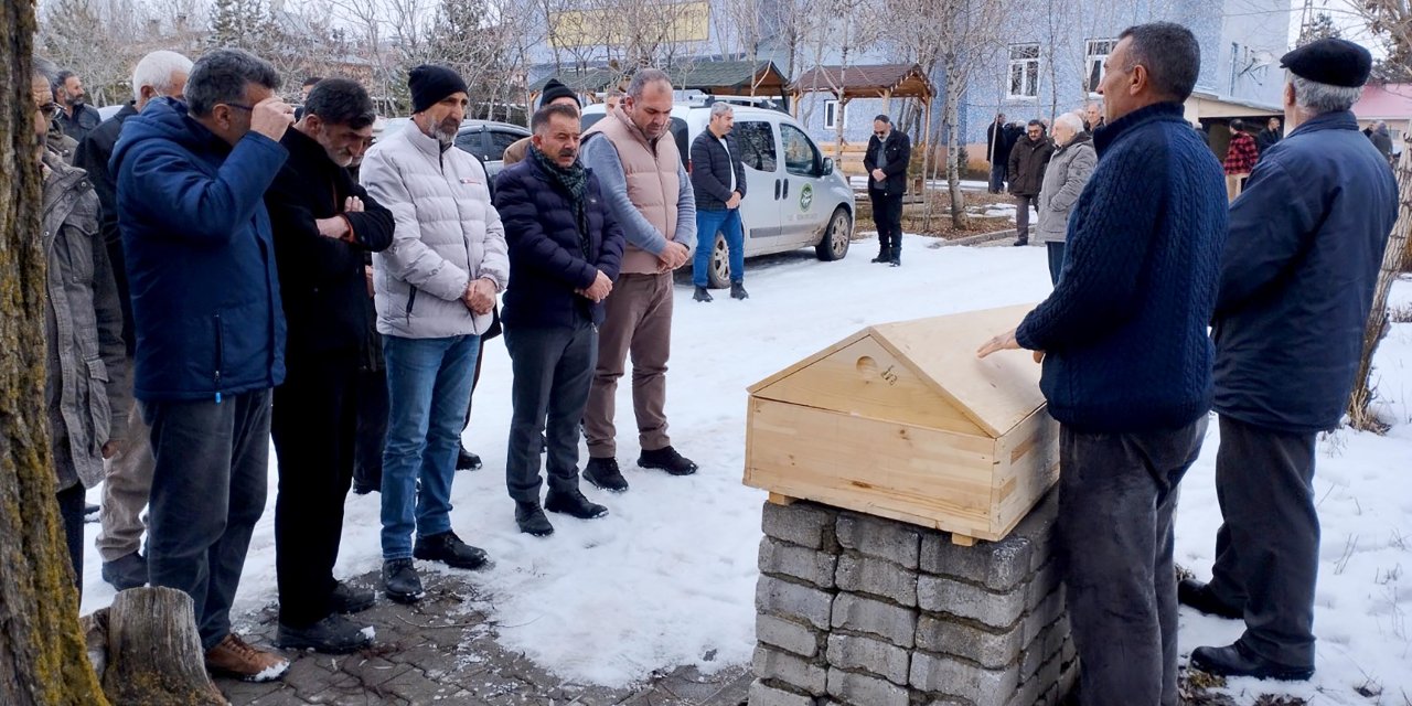 İpte Asılı Bulunan Ortaokul Öğrencisi 2 Kız, Toprağa Verildi