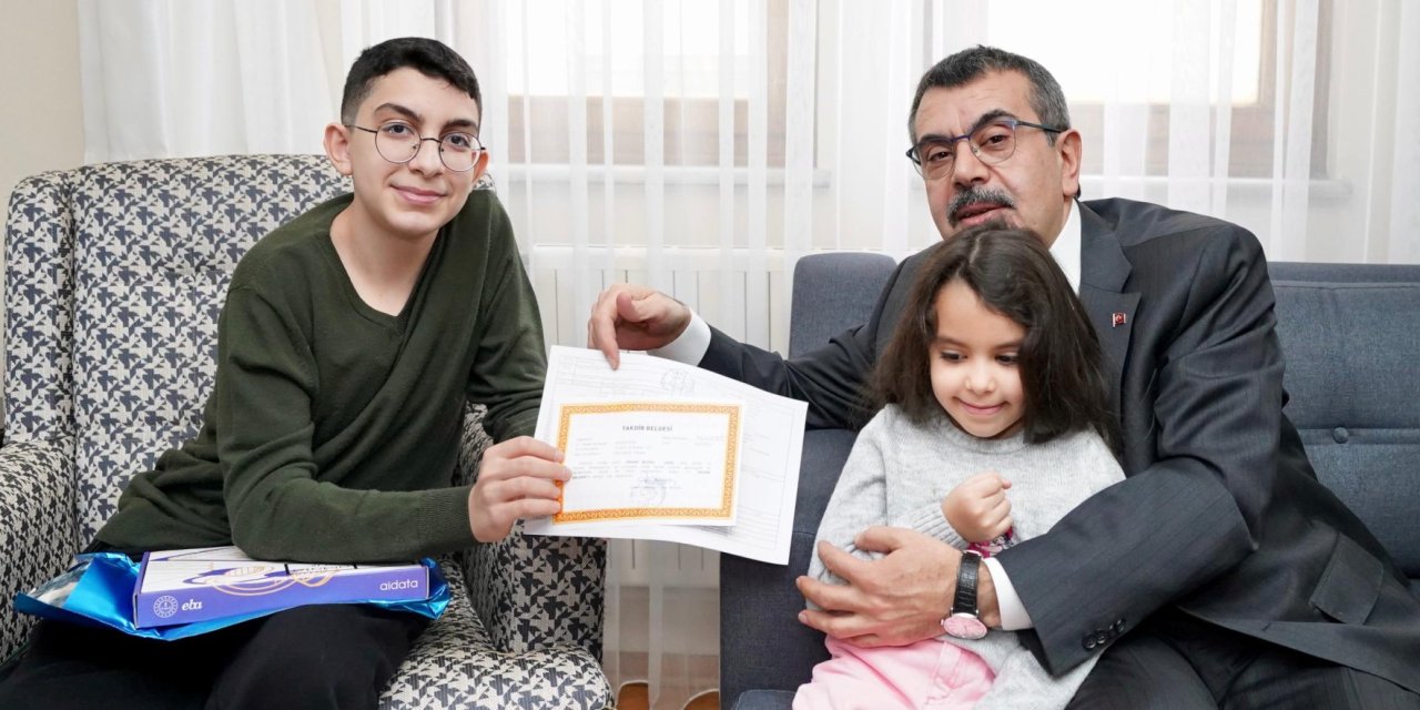 Bakan Tekin, Evde Eğitim Gören Depremzede Öğrenciye Karnesini Verdi