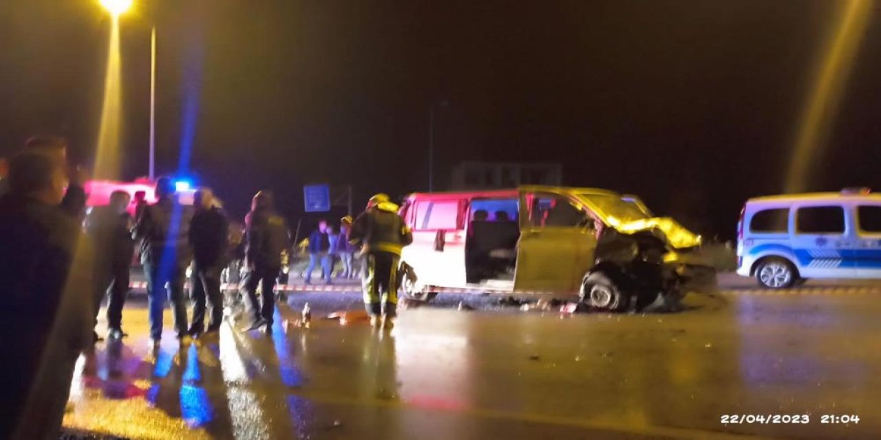Denizli'de otomobil ile minibüs çarpıştı: 3 ölü