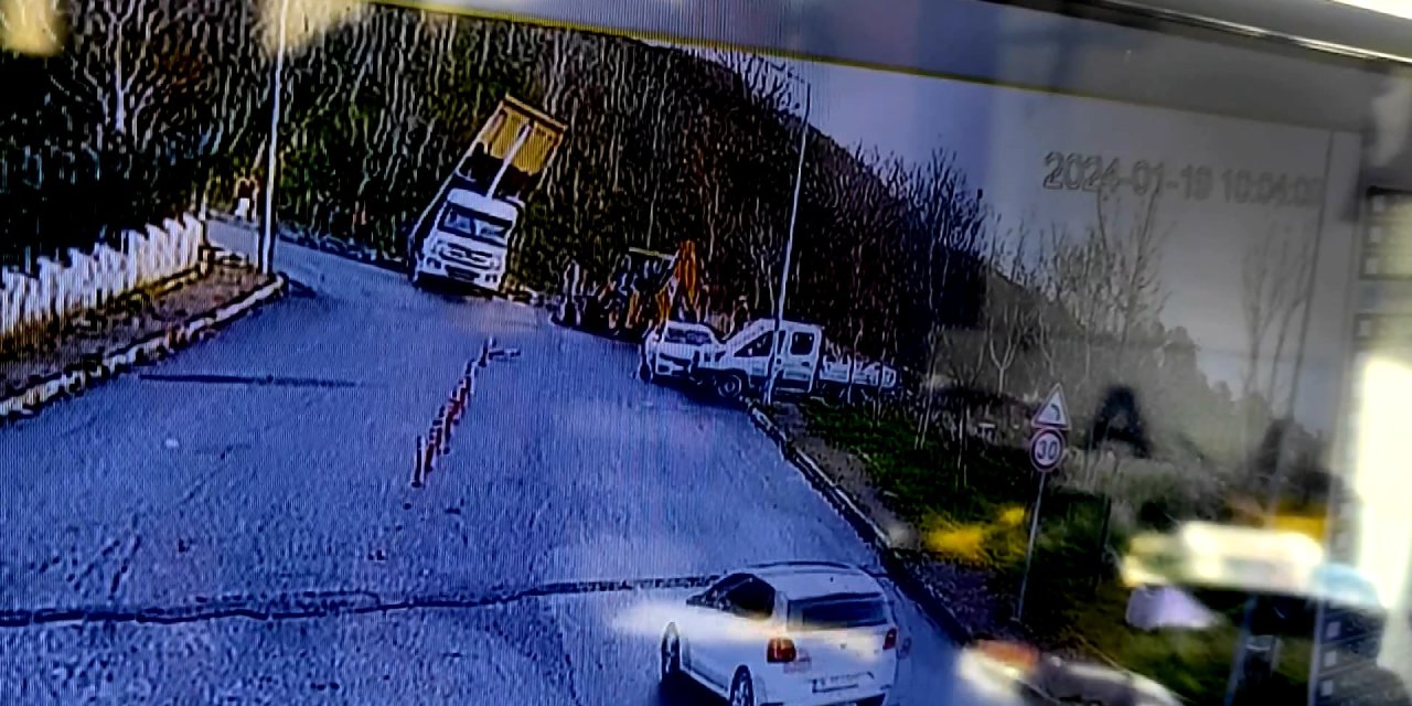Eyüpsultan'da Hafriyat Kamyonunun Devrildiği Anlar Kameraya Yansıdı