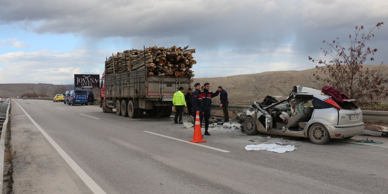 Kamyona Çarpan Otomobilin Sürücüsü Öldü