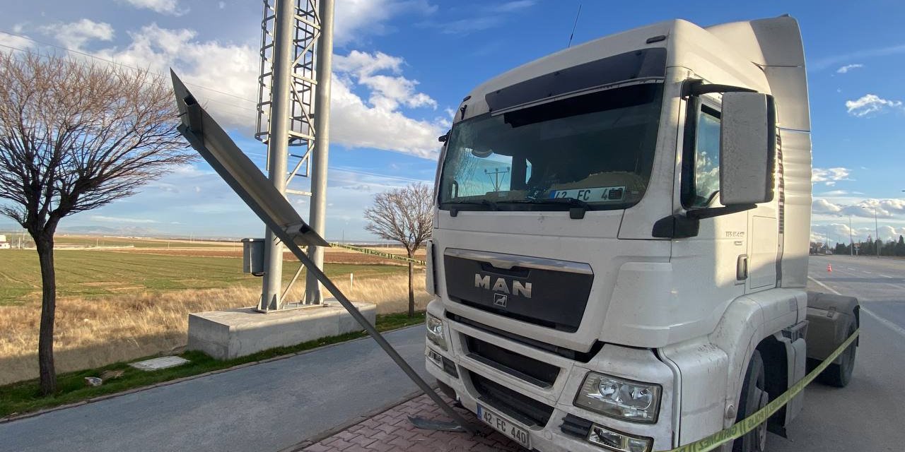 Arkadaşının Hareket Ettirdiği Tır'ın Devirdiği Yön Levhası, Sürücünün Başına Çarptı