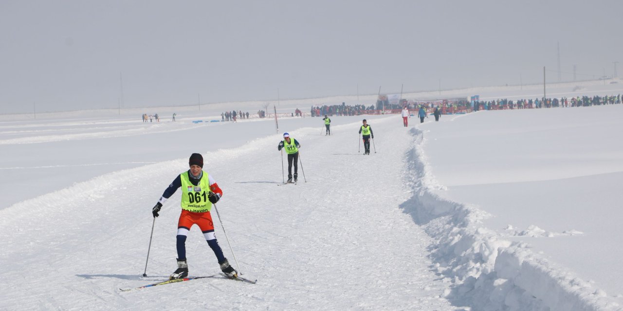 Yüksekova'da 665 Sporcunun Katıldığı Türkiye Kayaklı Koşu Eleme Yarışması Sona Erdi