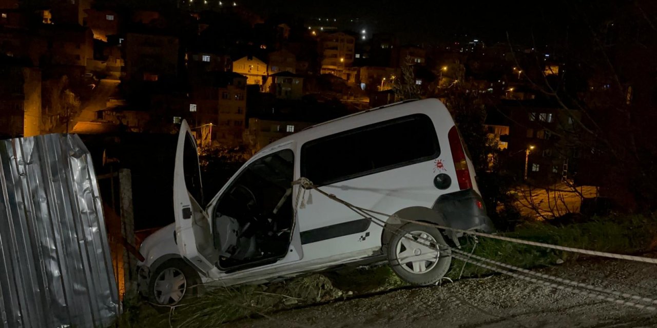 Pendik'te Hafif Ticari Aracı İnşaat Alanına Düşmekten Tel Örgüler Kurtardı