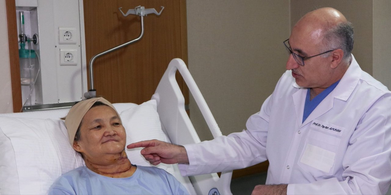 Yanağından Ceviz Büyüklüğünde Tümör Alınan Kadın Ölümden Döndü