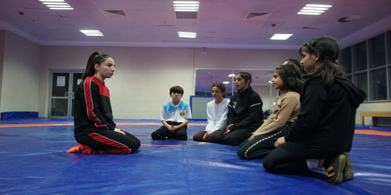 Milli Güreşçi, İsminin Verildiği Tesiste Milli Forma İçin Ter Döken Minik Sporcularla Antrenman Yaptı