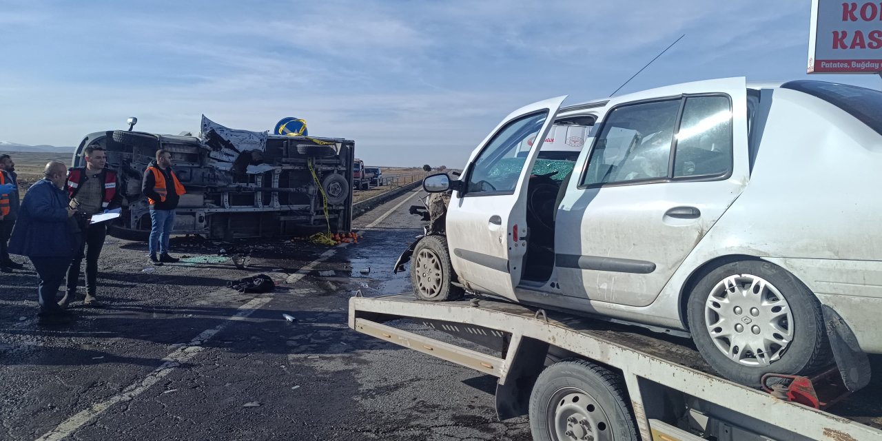 Kamyonet İle Otomobil Çarpıştı: 1 Ölü, 5 Yaralı
