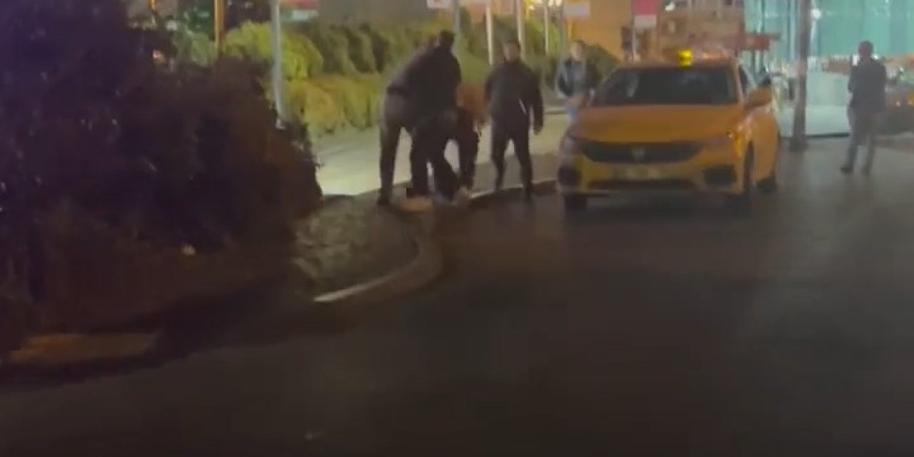 Şişli'de Taksi Şoförü Kadını Yerde Sürükleyerek Darbetti