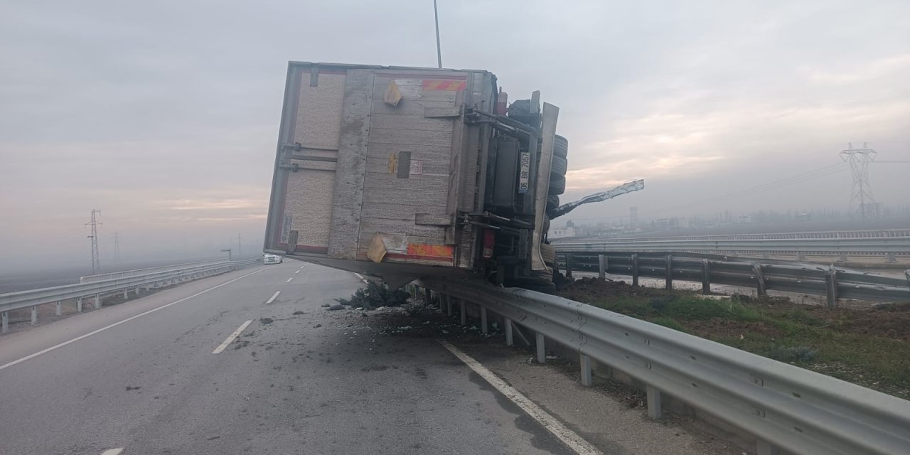 Lastiği Patlayan Kamyon Devrildi; Şoför Yaralandı