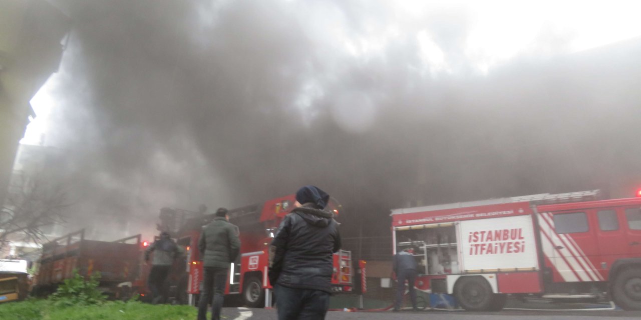 Üsküdar'da 4 Katlı Otoparkta Yangın (1)