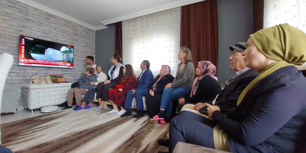 Alper Gezeravcı'nın Yakınları Kapsülün İstasyona Kenetlenmesini Heyecanla İzledi
