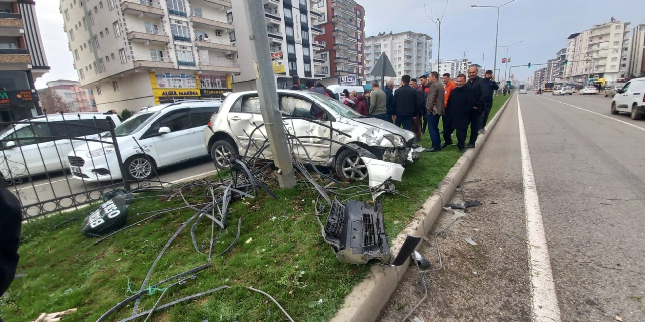 Refüje Çıkan Otomobilin Sürücüsü Yaralandı