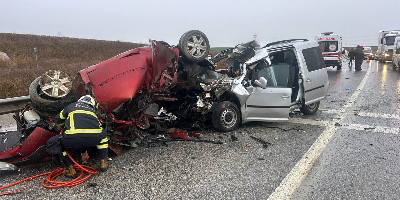 Lüleburgaz'da Otomobil İle Hafif Ticari Araç Çarpıştı: 2 Ölü, 1 Yaralı