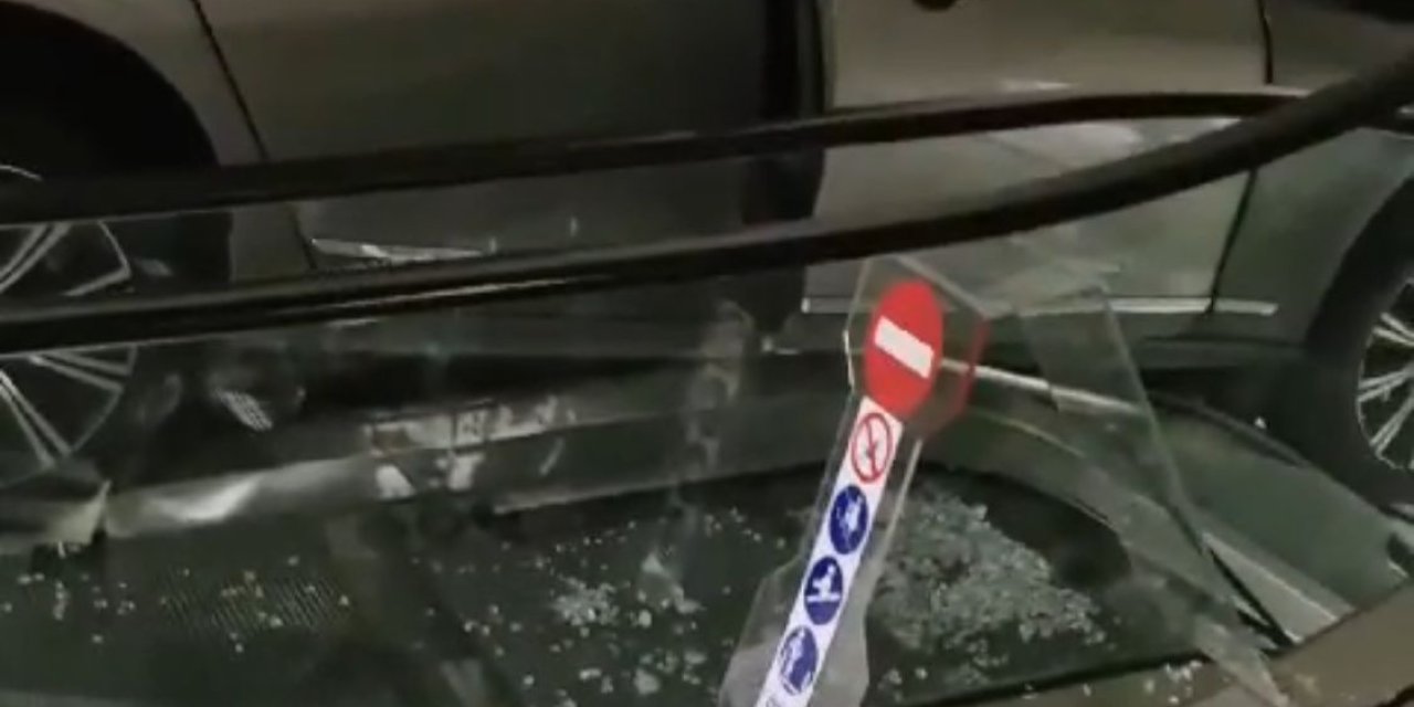 Şişli'de Otomobil Avm'nin Yürüyen Merdivenine Daldı; 3 Yaralı