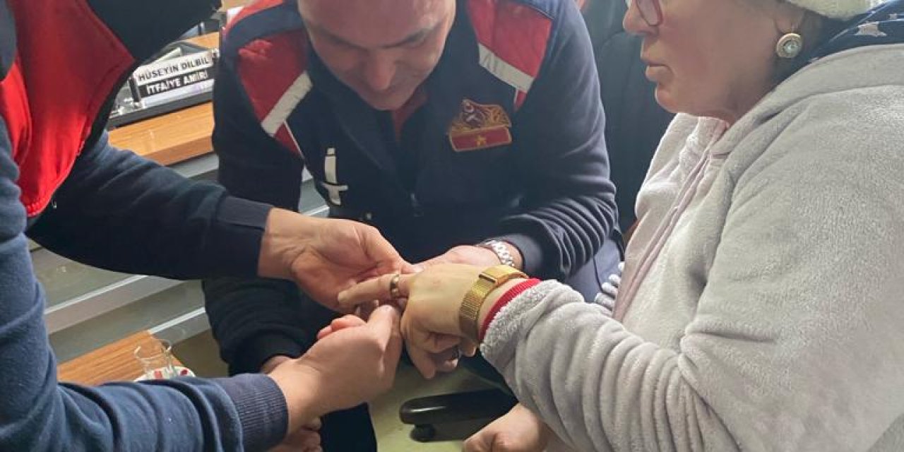 Parmağında Sıkışan Yüzüğü İtfaiye Çıkardı