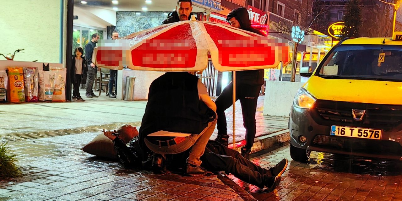 Otomobilin Çarptığı Yayayı Yağmurdan Korumak İçin Şemsiye Tuttu