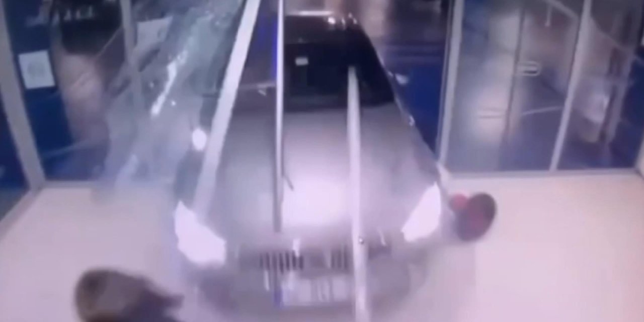 Şişli'de Otomobil Avm'nin Yürüyen Merdivenine Daldı; 3 Kişinin Yaralandığı Kaza Kamerada