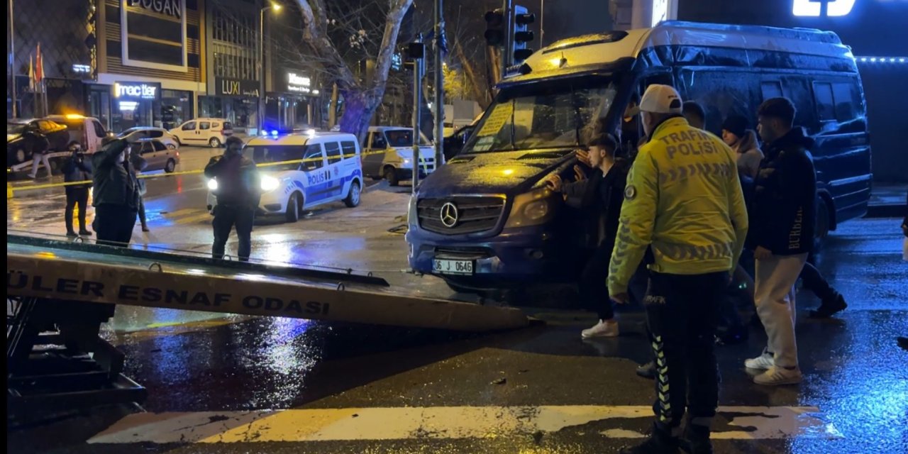 Ankara'da Otomobilin Çarptığı Yolcu Minibüsü Yan Yattı: 11 Yaralı