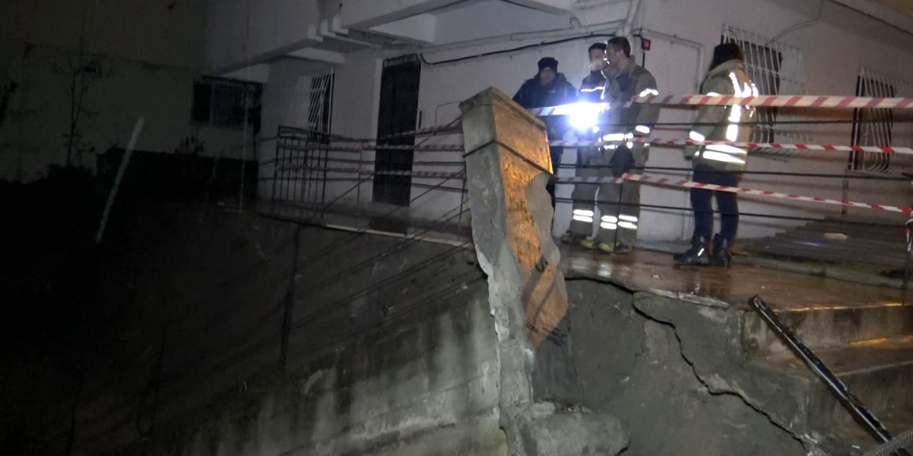 Avcılar'da Binanın İstinat Duvarı Çöktü