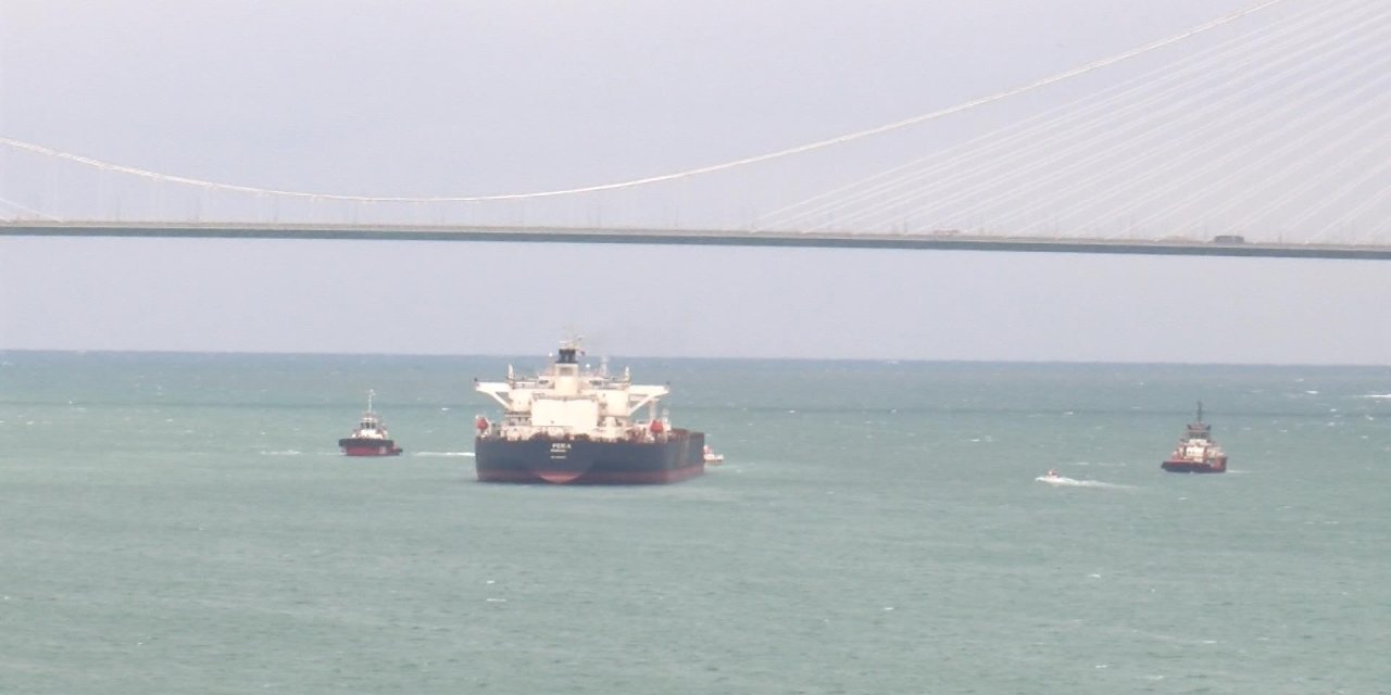 (Geniş Haber)-boğazda Arıza Yapan Yakıt Tankeri Güvenli Bölgeye Alındı