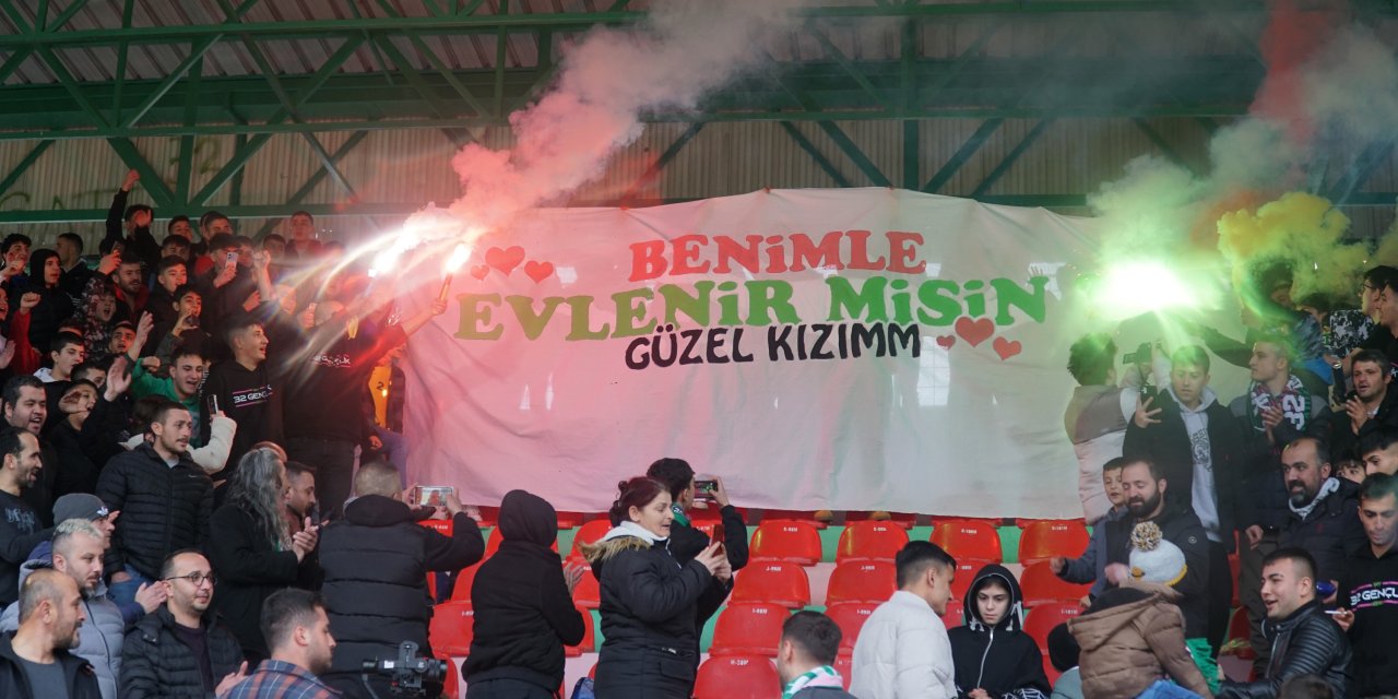 Isparta'da Tribünde Evlilik Teklifi