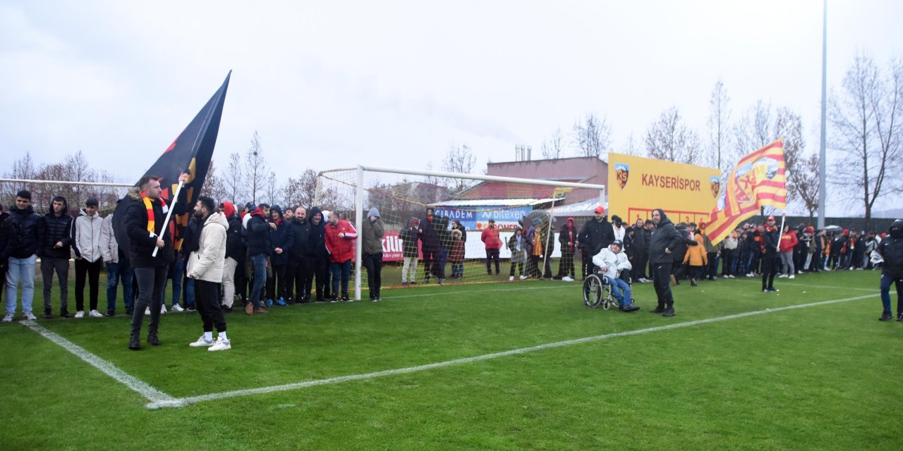 Kayserispor Taraftarları, İstanbulspor Maçı Öncesi Takıma Moral Ziyaretinde Bulundu