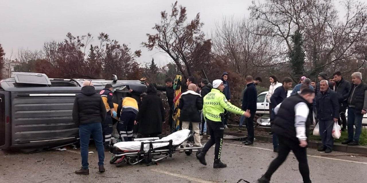 Manisa'da Takla Atıp Karşı Şeride Geçen Kamyonet İki Otomobile Çarptı: 5 Yaralı