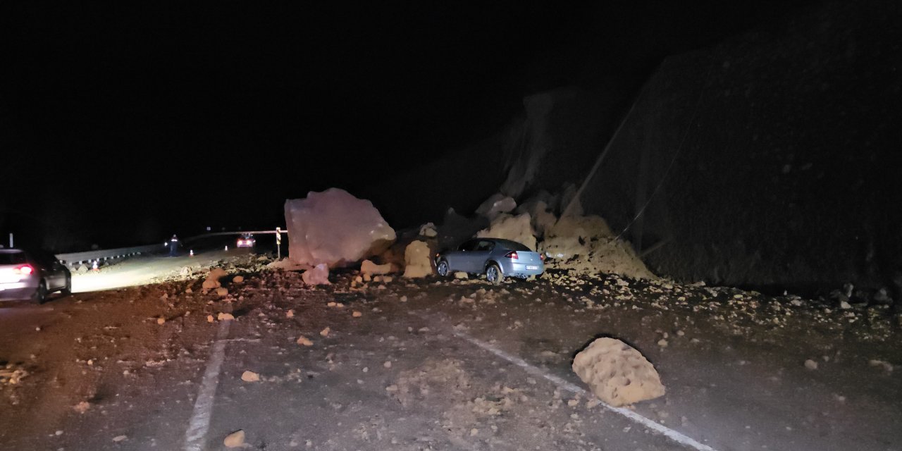 Zonguldak'ta Dev Kayalar Yola Düştü, Otomobil Hasar Gördü