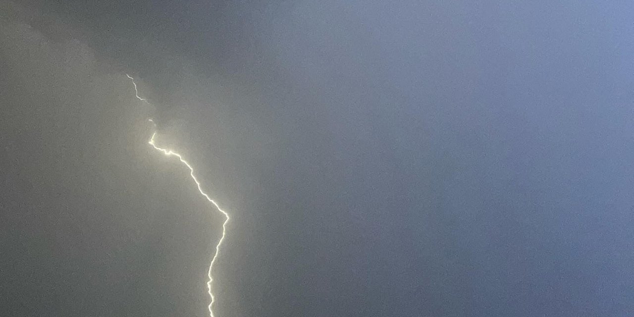 Antalya'da Şiddetli Yağış; Rögarlar Taştı, Yollarda Dolu Birikintileri Oluştu