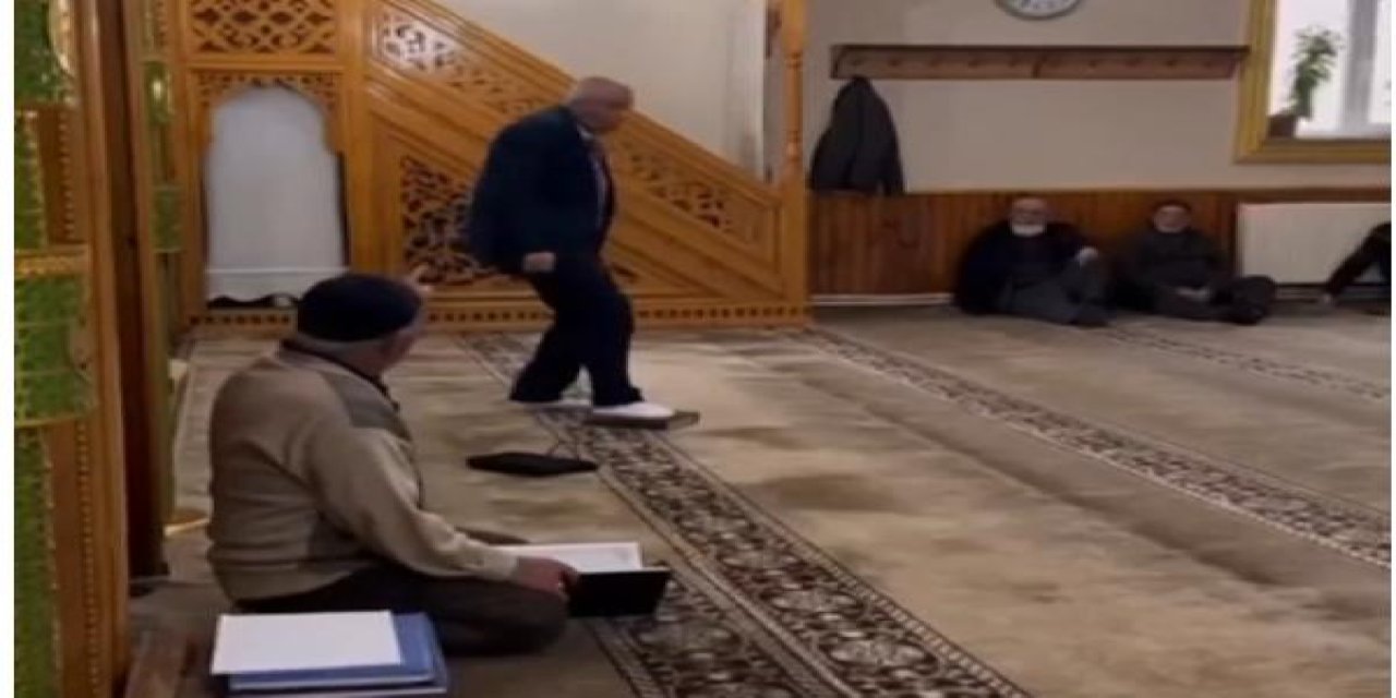 Kur'an-ı Kerim'i 3 Kez Öptükten Sonra Ayağı İle Bastı, Gözaltına Alındı