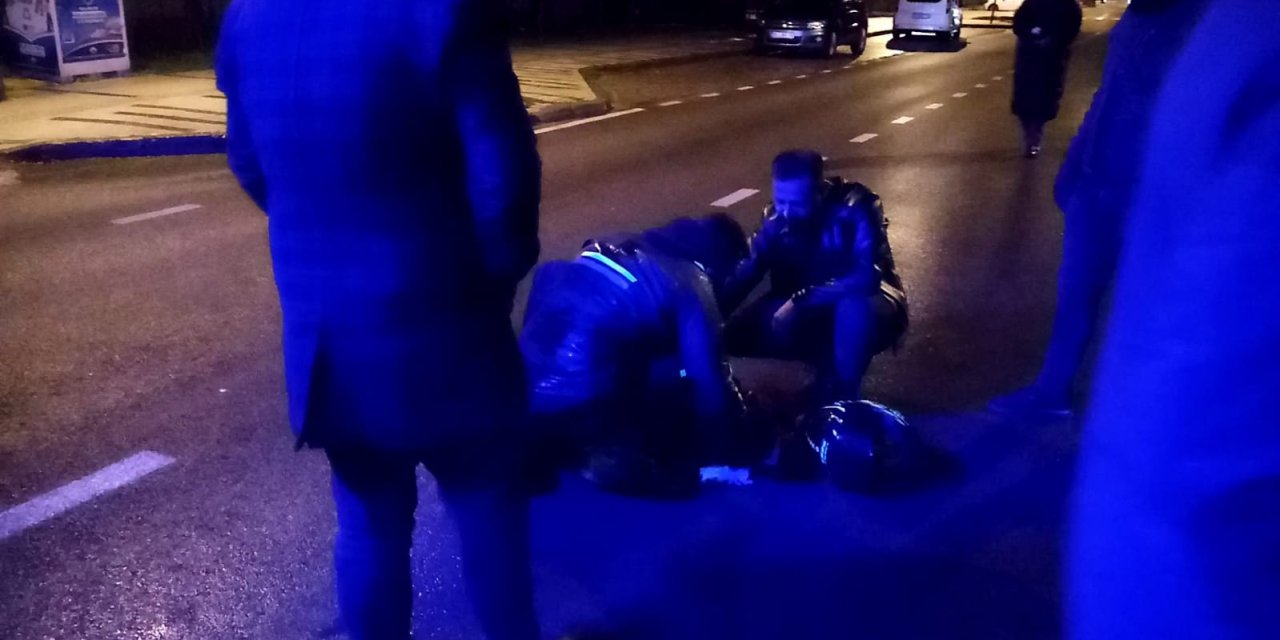 Otomobille Çarparak Yaraladığı Yayanın Yanında Ağladı