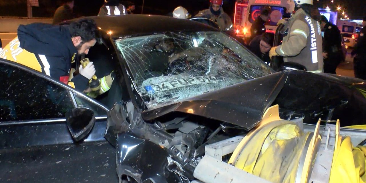 Kadıköy'de Otomobil Bariyerlere Çarptı; Yaralıları İtfaiye Kurtardı