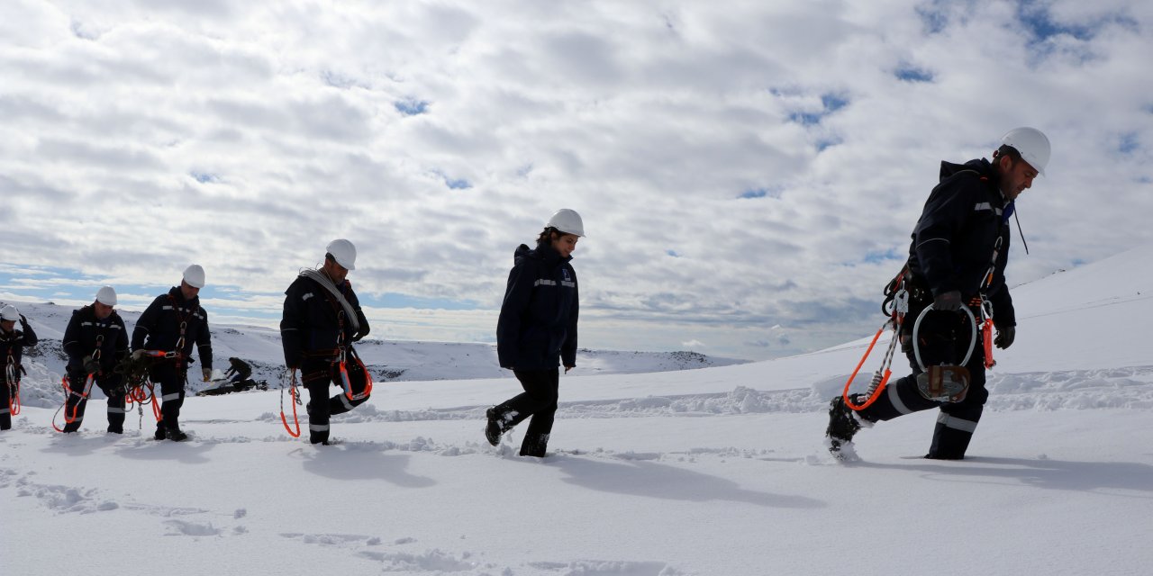 Ekibiyle Karlı Dağları Aşıp, 10 Mahalleyi Elektriğe Kavuşturdu