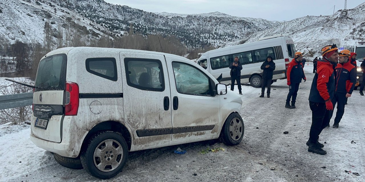 Sivas'ta Hafif Ticari Araç İle Yolcu Minibüsü Çarpıştı: 26 Yaralı