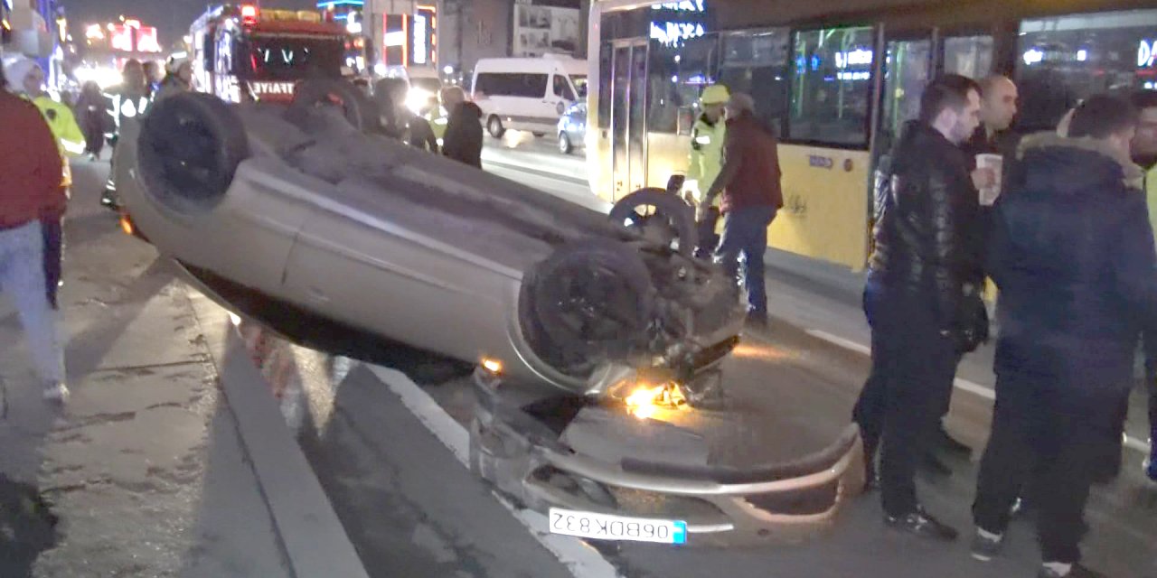 Avcılar'da Direğe Çarpan Otomobil Takla Attı