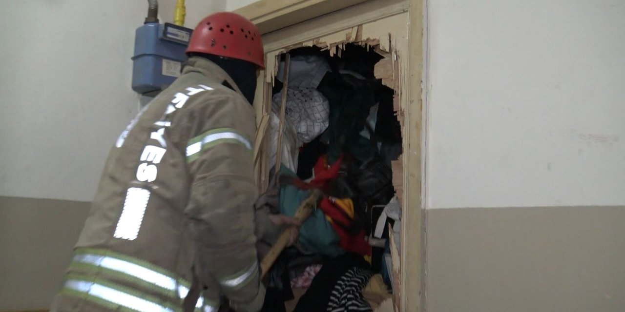 Avcılar'da Haber Alınamayan Emekli Öğretmenin Dairesinden Çöp Ev Çıktı