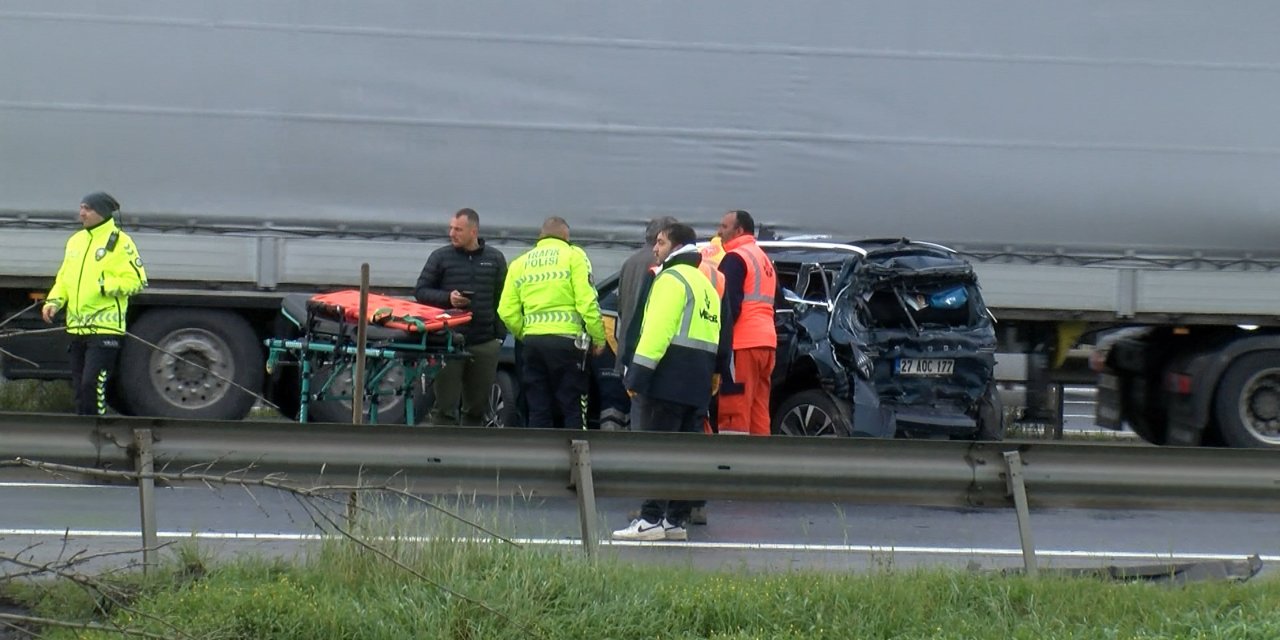 Tuzla’da Lastiği Patlayan Tır Emniyet Şeridindeki Otomobile Çarptı