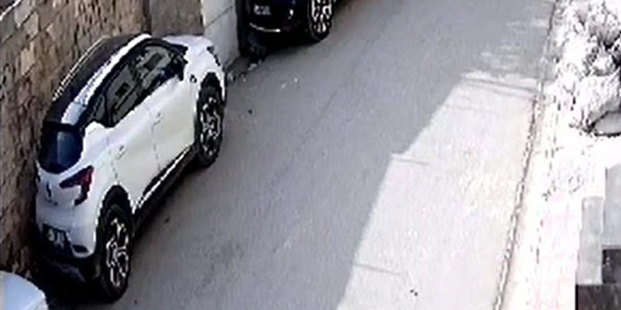 Telefon Çalan Şüpheli, Ayağı Takılınca Düştü; O Anlar Kamerada