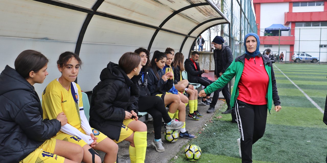 Azize Ay, Teknik Direktörlük Kariyerindeki İlk Maçında 9-0 Galip