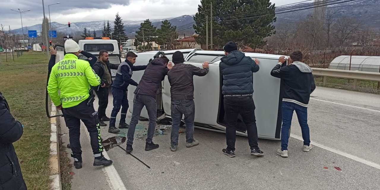 Kontrolden Çıkan Otomobil Ters Döndü, Elleriyle Çevirdiler