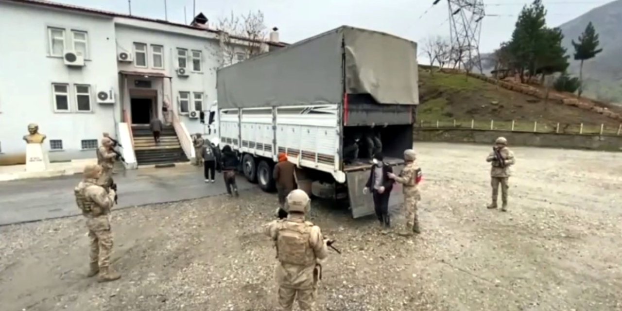 Bitlis'te Tır'ın Dorsesinden Afganistanlı 76 Kaçak Çıktı