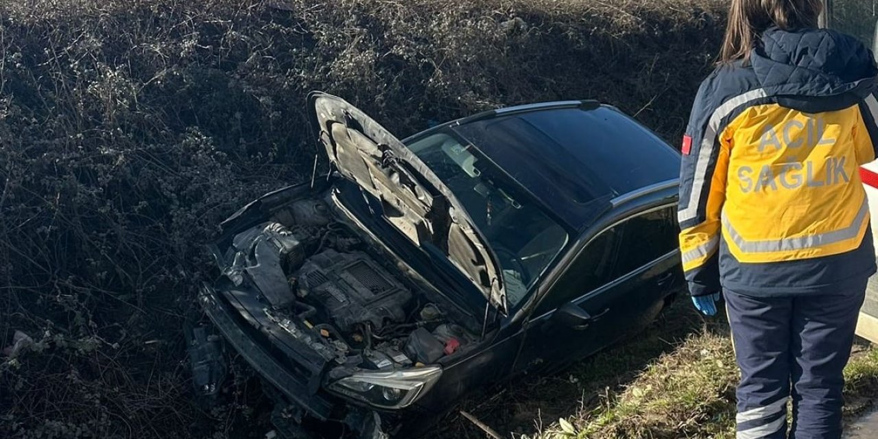 Otomobil Önündeki Araca Çarpıp Kanala Düştü