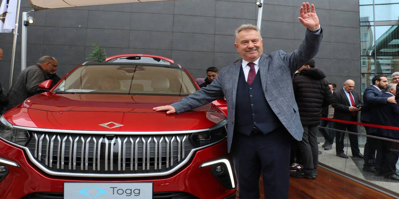 Katmer, Rize’de sergilenen TOGG’u ziyaret etti