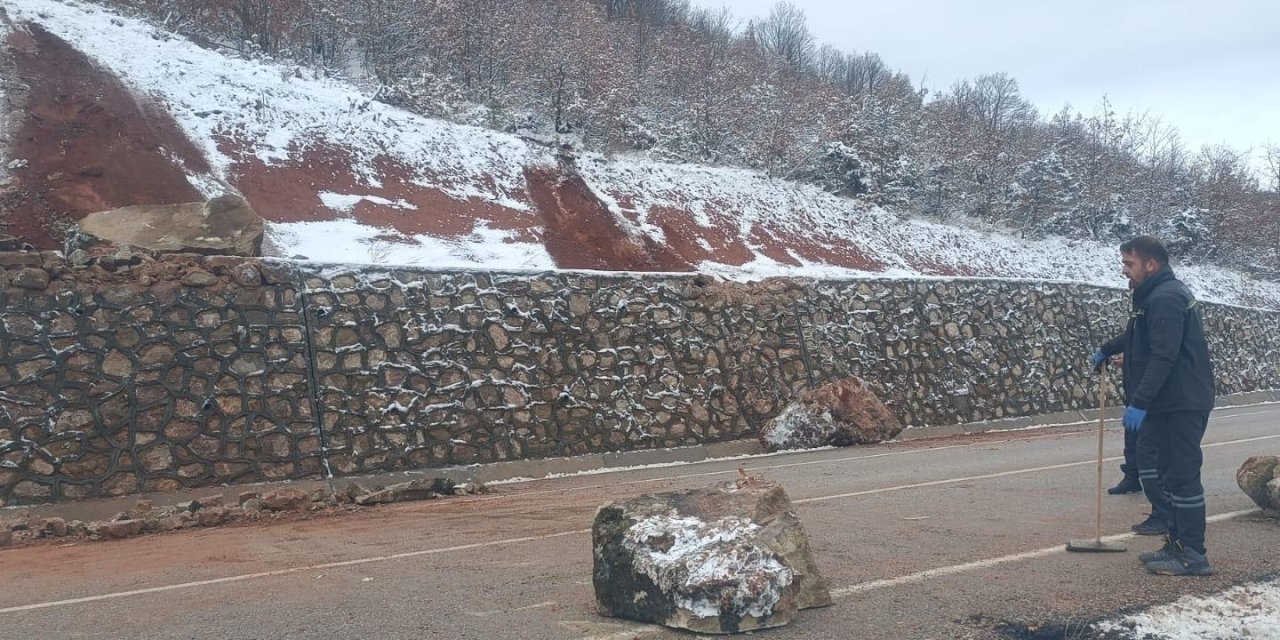 Tokat’ta Heyelan; Düşen Kayalar, Ulaşımı Aksattı