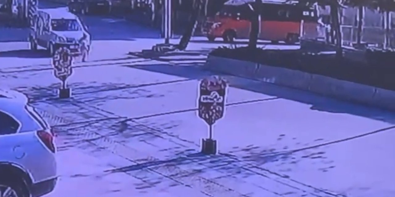 Hafif Ticari Aracın Çarptığı 8 Yaşındaki Gülhan Yaralandı; Kaza Anı Kamerada