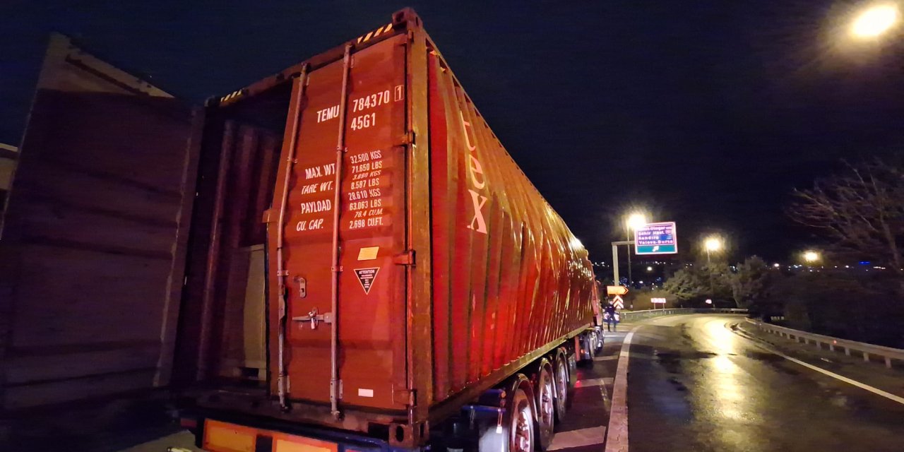 Tır Yangınına Müdahale Eden İtfaiye Eri, Basınç Patlamasıyla Yaralandı