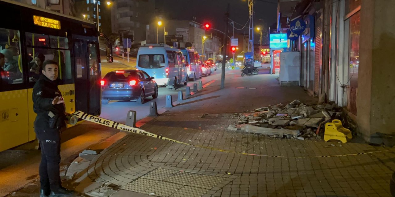 Ataşehir'de Binanın Balkonu Çöktü