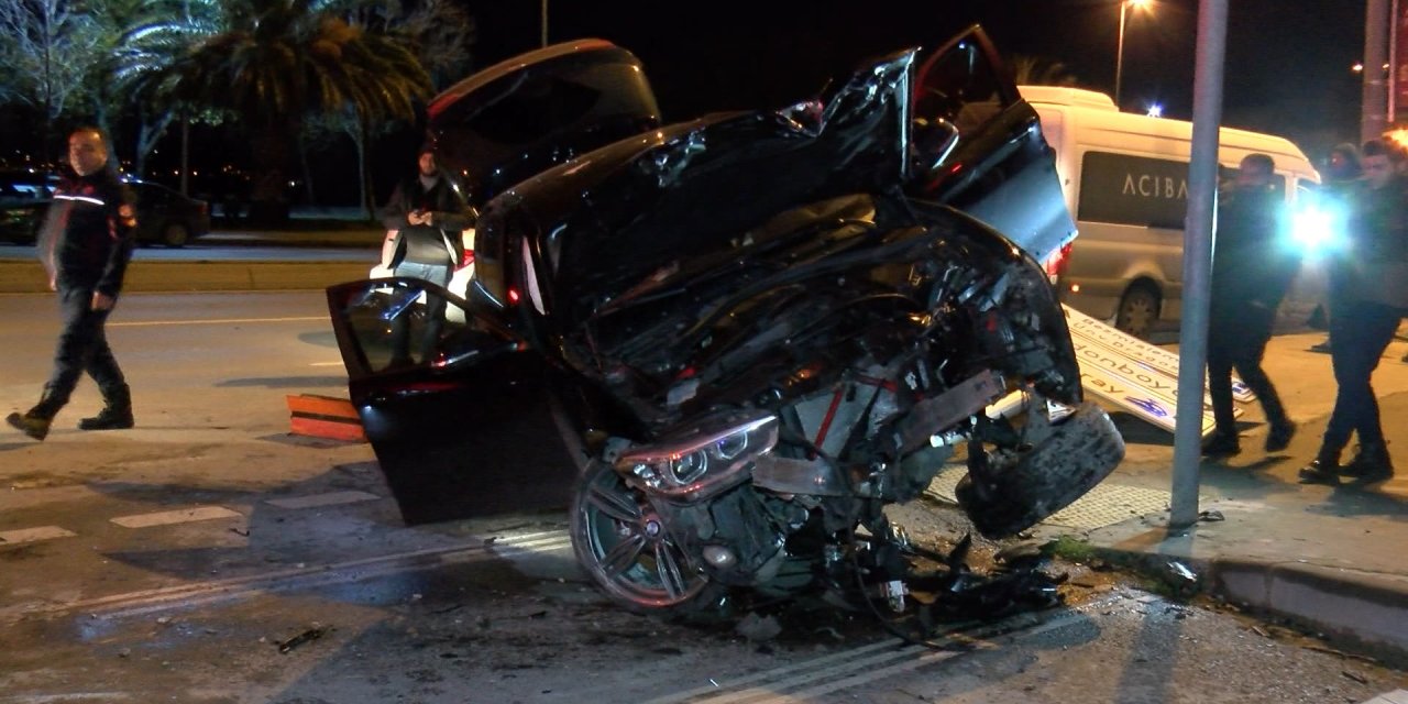 Kartal'da Otomobil Servis Minibüsüne Çarptı: 1 Yaralı